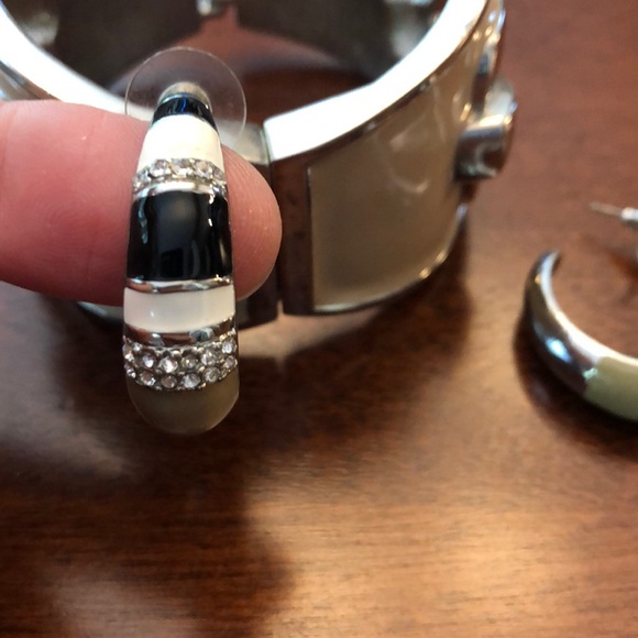 Lia Sophia bracelet and earring set - Picture 2 of 3